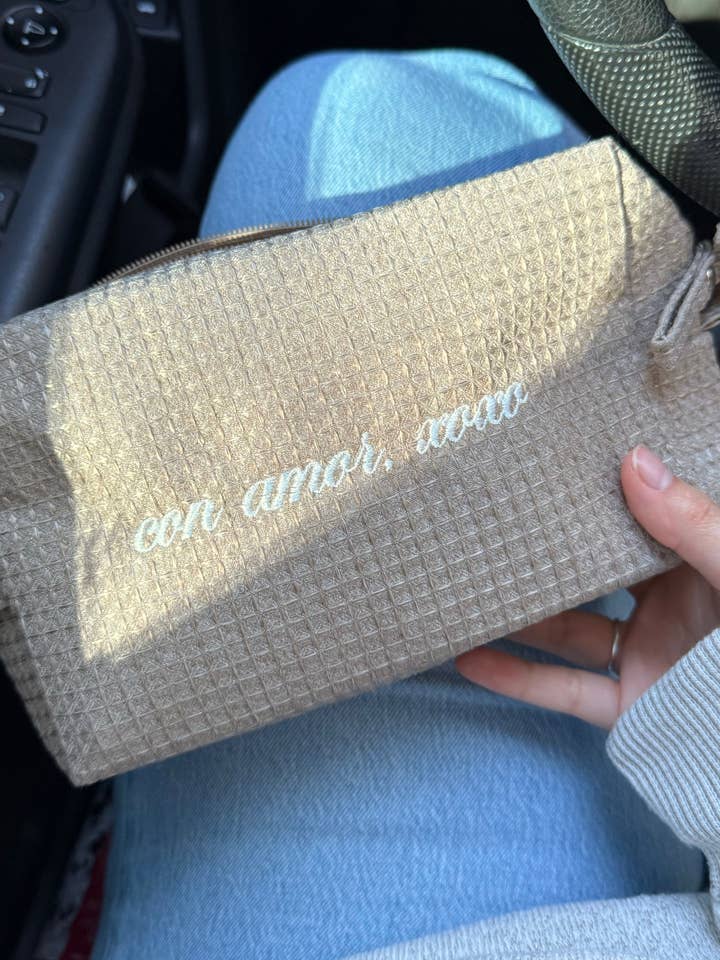 Våffelmönstrad väska med broderad text "Med kärlek, XOXO" för wholesale av Latina Dreamer Apparel