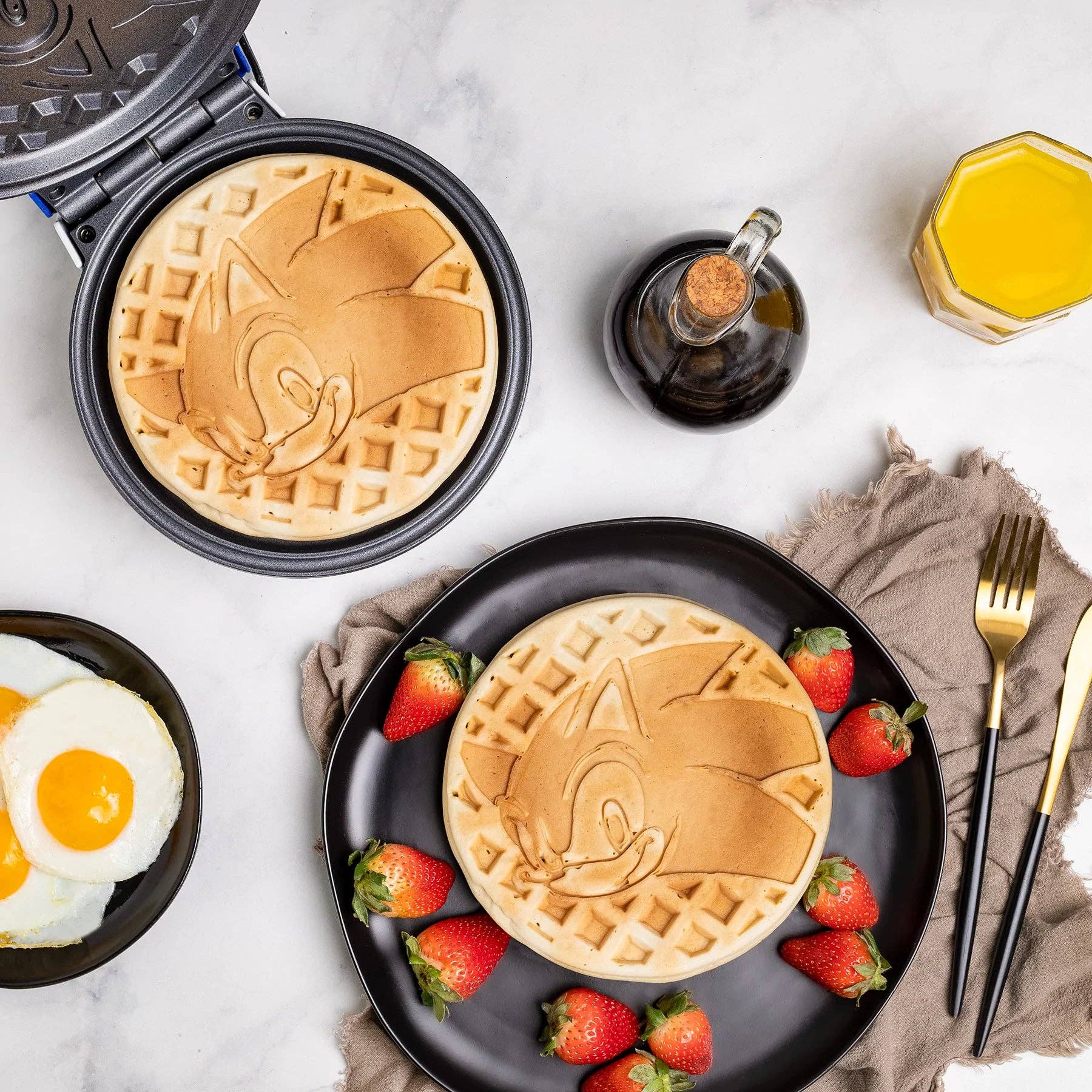 Uncanny Brands - Wholesale Kitchen Appliance - Uncanny Brands Sonic the Hedgehog Waffle Maker1