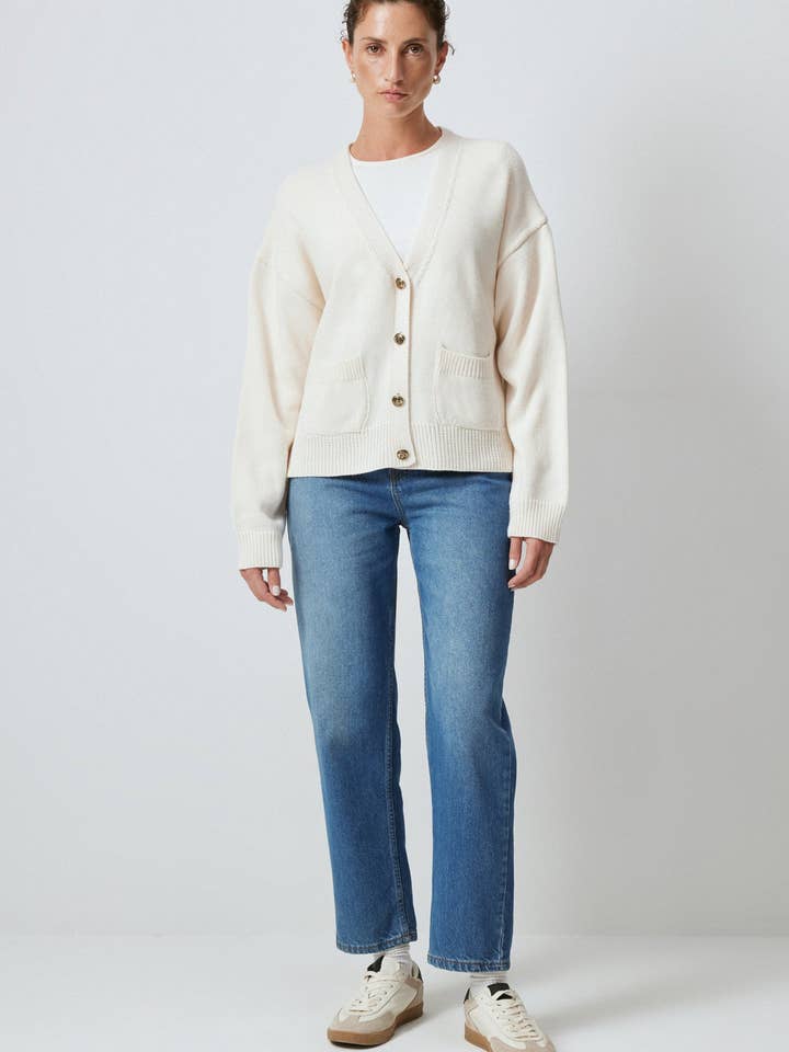 EN STRIKKET CARDIGAN MED KNAPLOMMEDETALJER for engroshandel hos Touché Privé EU