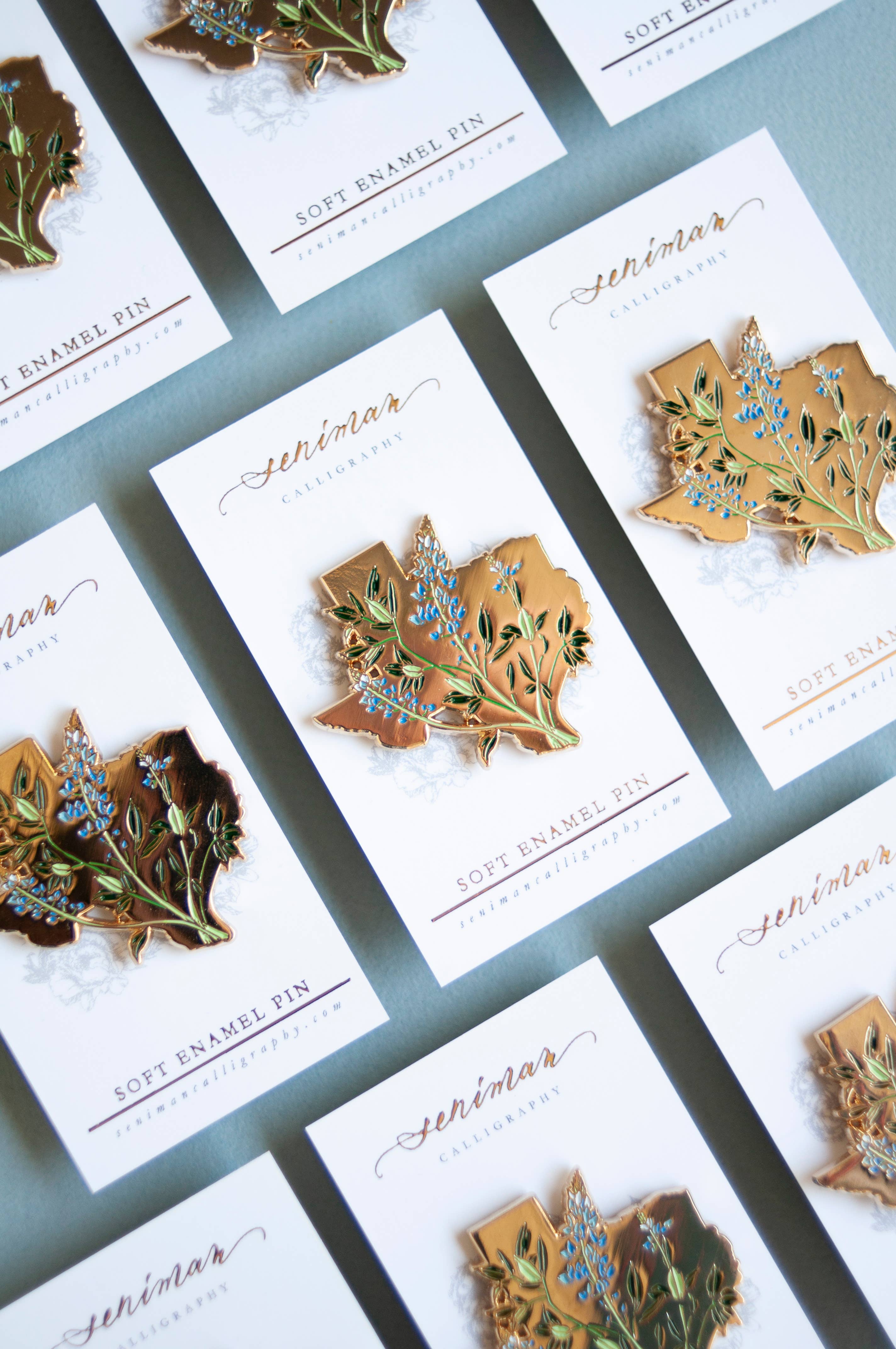 Seniman Calligraphy - Wholesale Lapel Pin/Button - Texas Bluebonnet Gold Enamel Pin