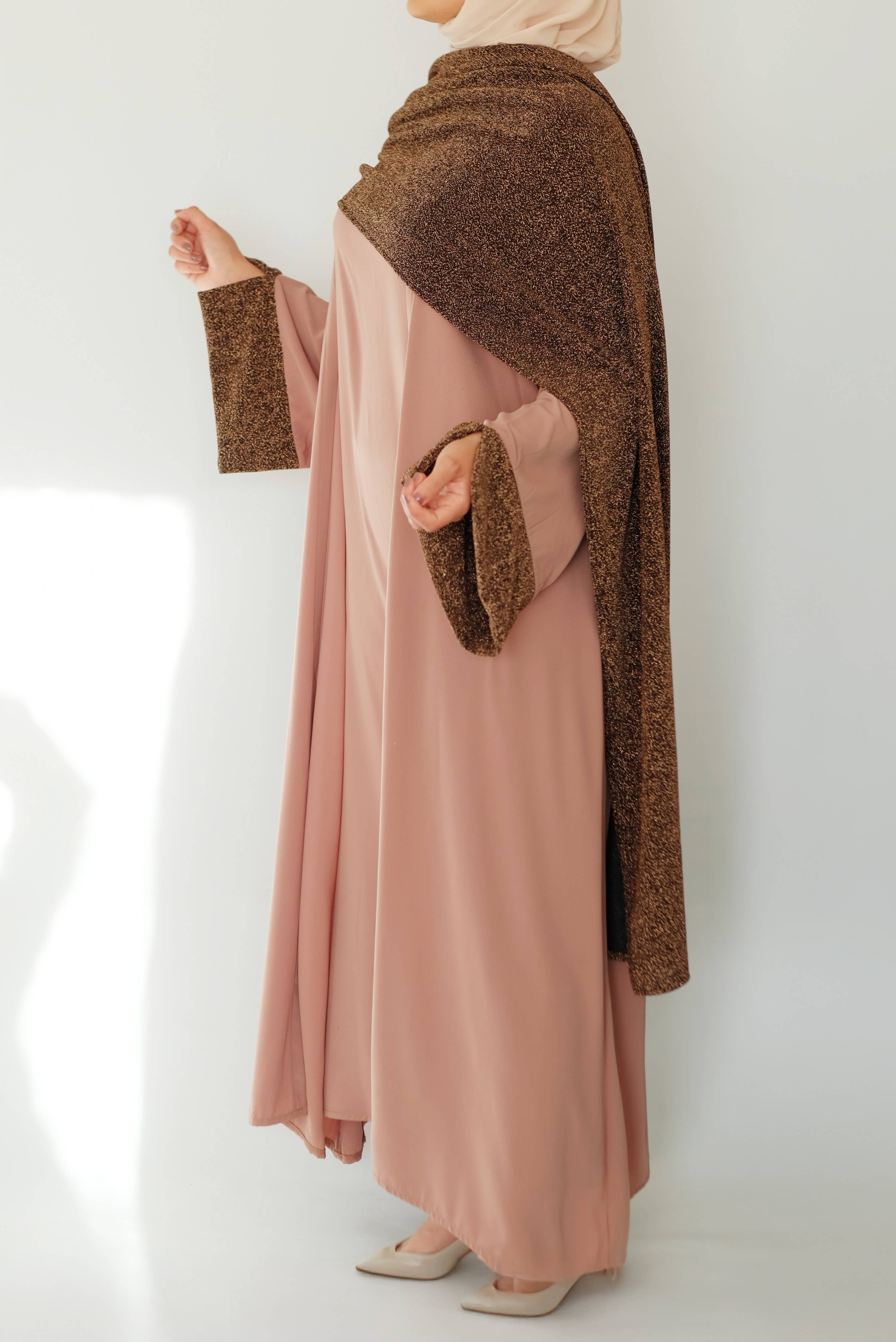 SAIS Fashion – Großhandel Kaftan – Damen – Zweiteiliger Abaya mit Schal in Mokka Mousse und Schwarz9