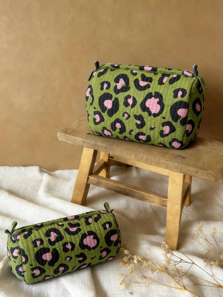 Trousses mère fille en coton matelassé motif leopard vert pour la vente par LINETA