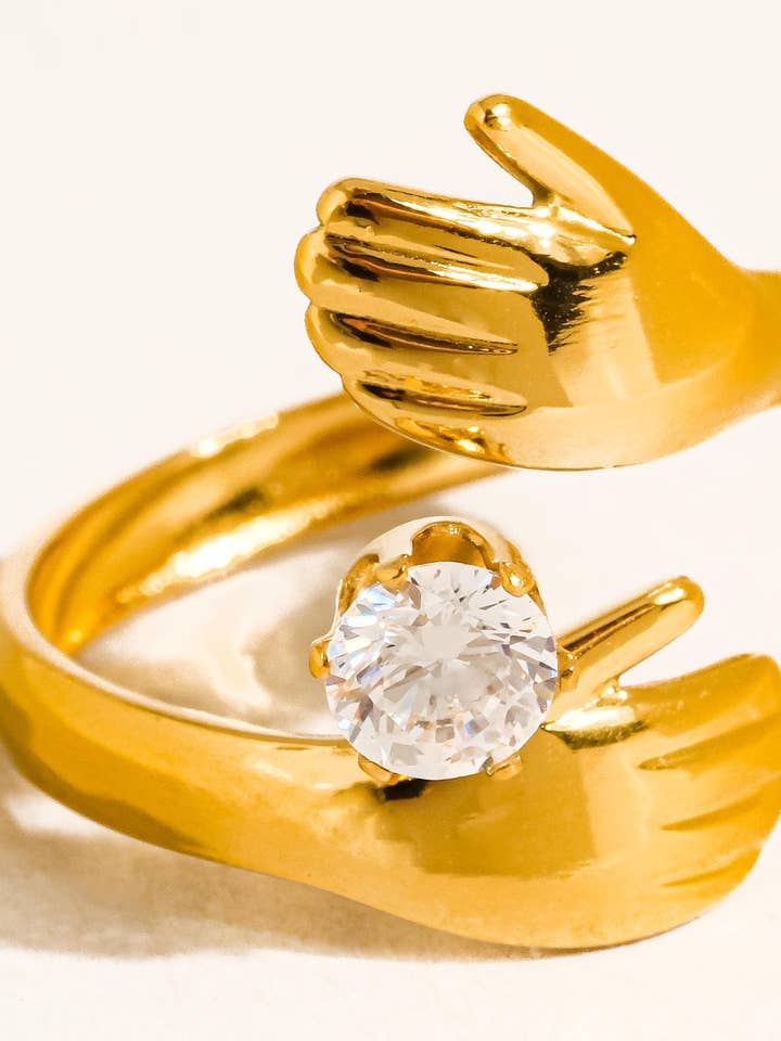 Bague Zyne 18K Or Non-Ternissable Étreinte des Mains CZ pour la vente par Flânerie by MAIQ