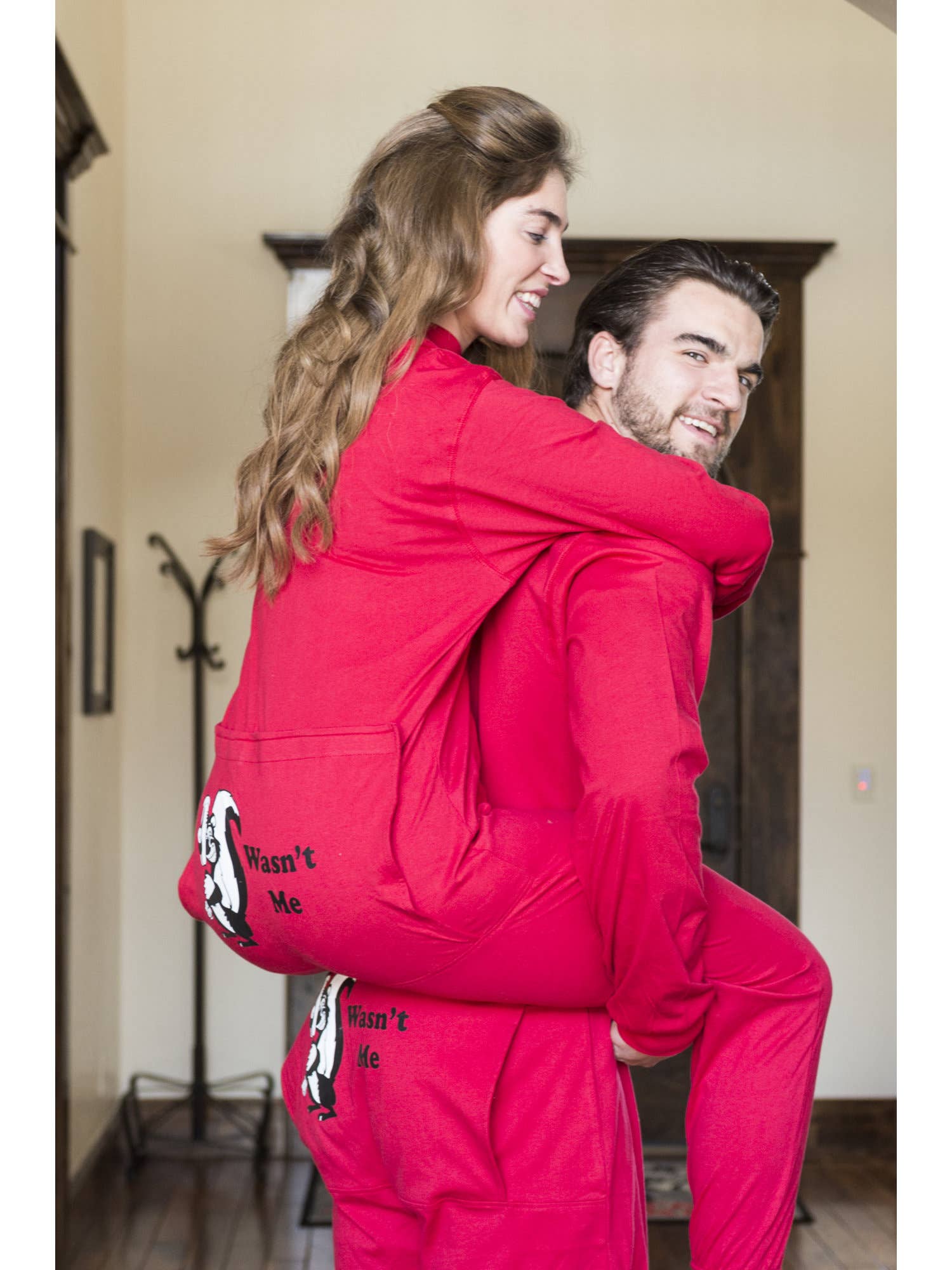 Big Feet Pajamas – Onesie - Unissexo por atacado – Terno vermelho Union com aba engraçada “Wasn't Me” Skunk5