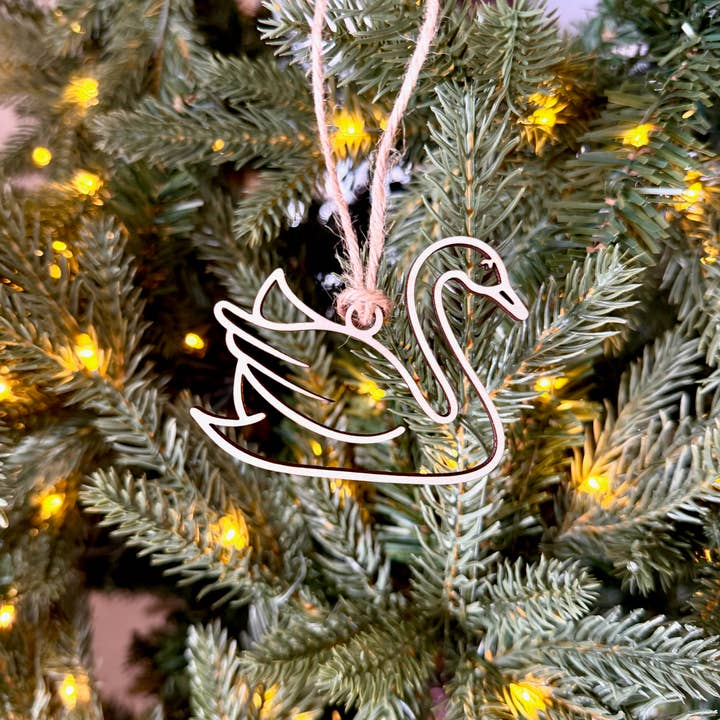 Ornement en bois découpé en forme de cygne© par Aurora North Home pour la vente par Aurora North Home