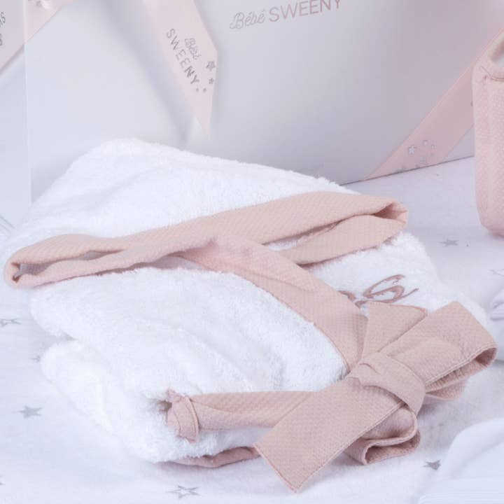 Bebe Sweeny – Engroshandel Badekåbe - Børn – MON BEAU TROUSSEAU | Hvid & Dusty Rose personlig badekåbe til piger