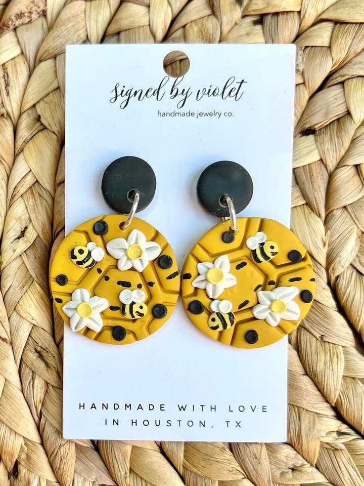 Orecchini a cerchio con ape per la vendita all'ingrosso da parte di Signed by Violet