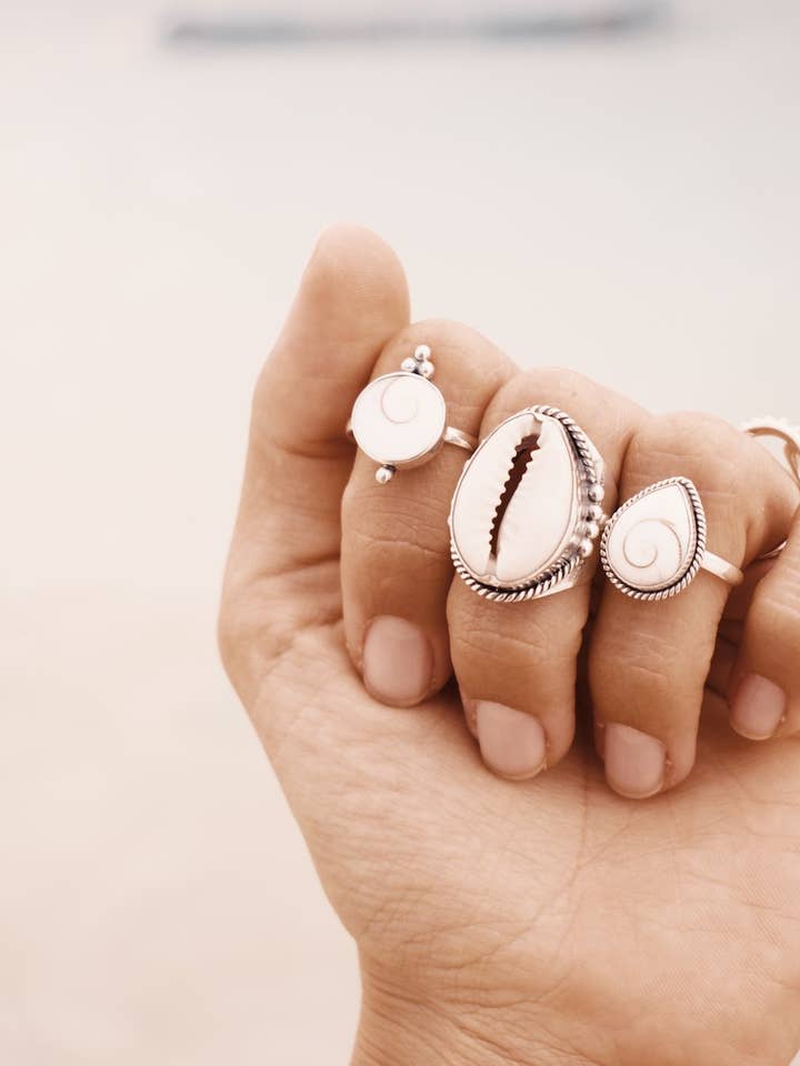 Anillo sencillo con concha de shiva y cuentas de plata para venta al por mayor de tropical tribe Jewelry