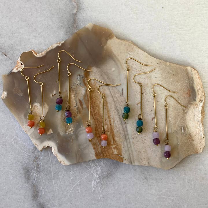 Pendientes de barra de latón con cubo de piedra colorida para venta al por mayor de Seeds