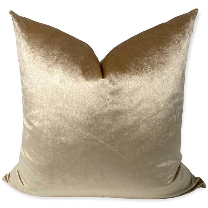 Cuscino in Velluto Champagne Luxe per la vendita all'ingrosso da parte di Visually Rich Home