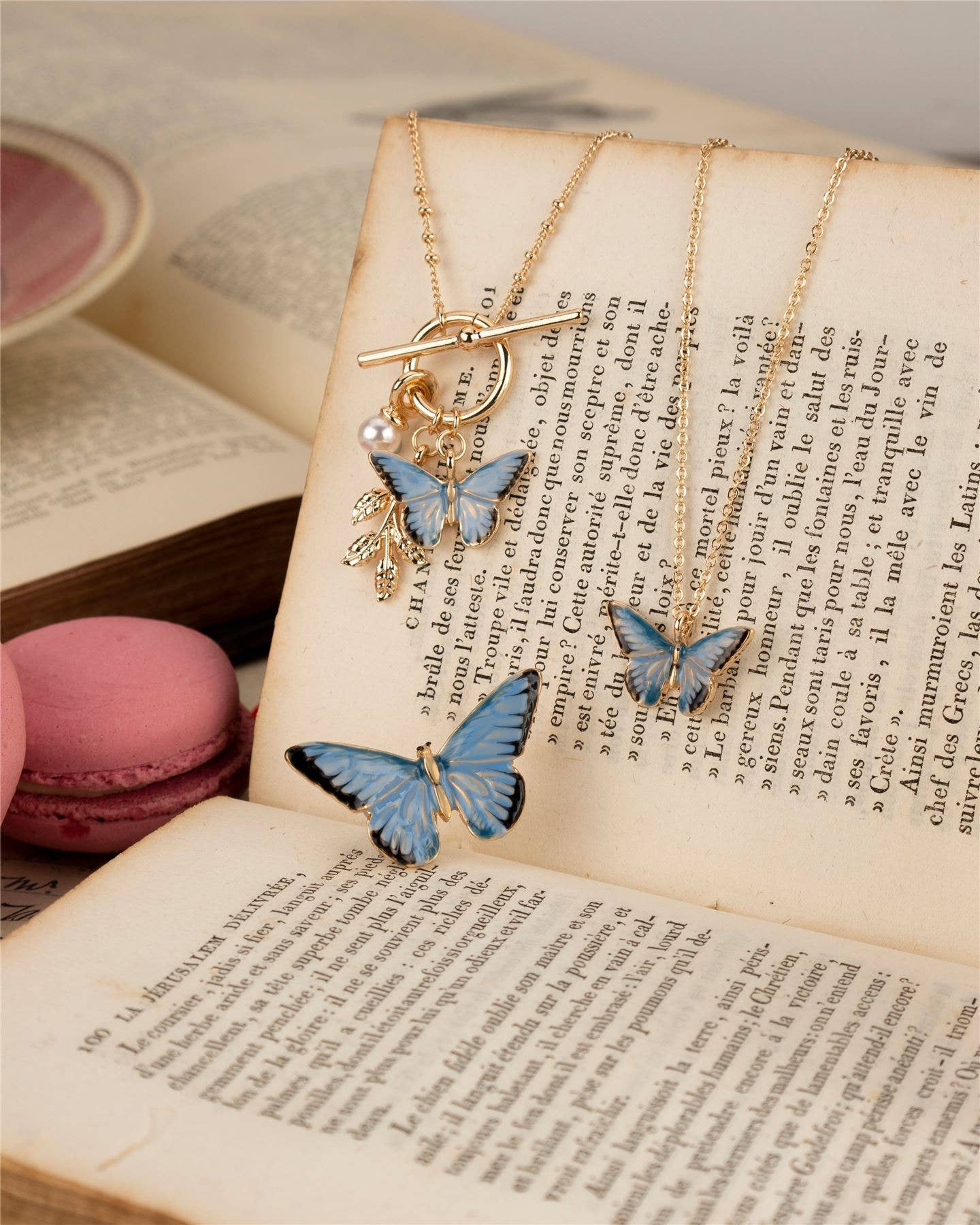 Fable England - Vente Colliers à pendentif - Collier court papillon bleu émail - Royaume-Uni, États-Unis et UE2