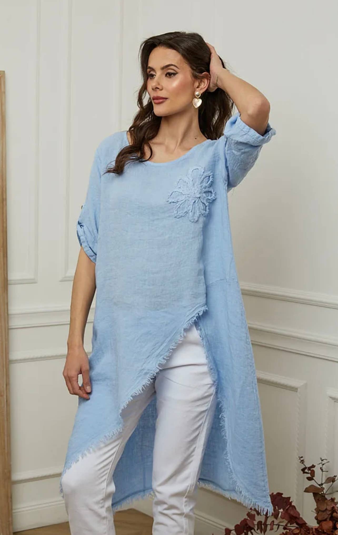 LÉA & LUC – Großhandel Kleid – Damen – 100 % Leinenkleid mit Blumenmotiv auf der linken Brust, REF. 72487