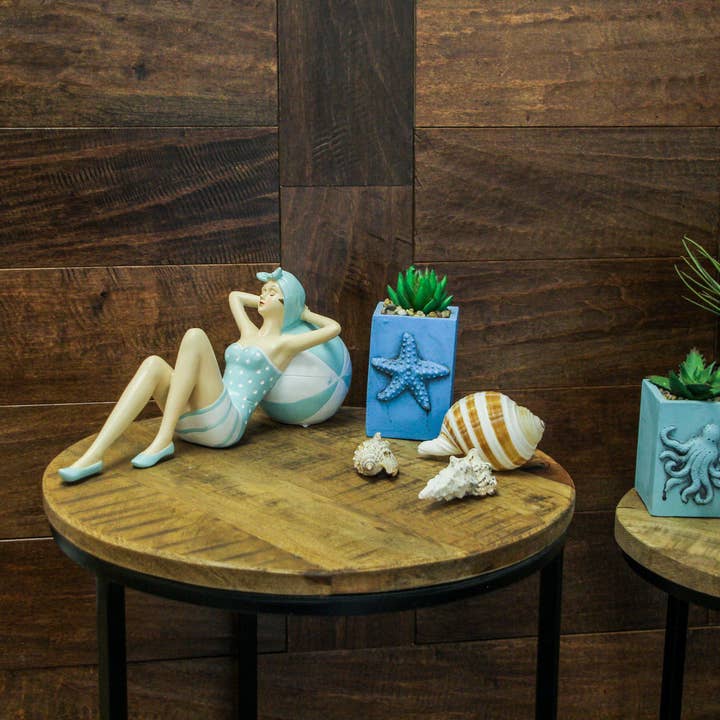 Zeckos – wholesale Dekorativ statyett – Badskönhet på strandboll i prickad baddräkt5