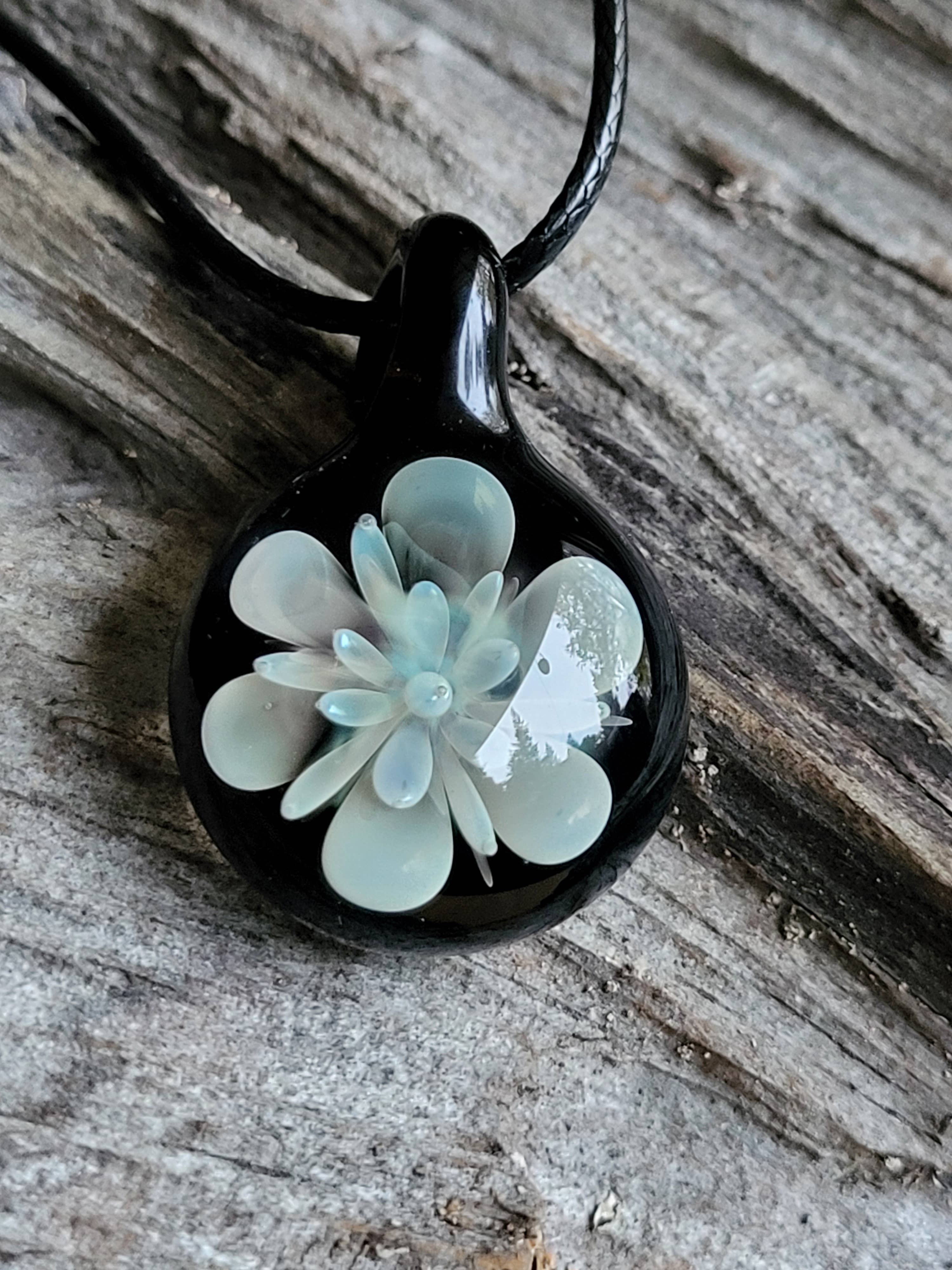 AB Glass Designs – wholesale Hänge-/berlockhalsband – Rent silverblåst glas blomma halsband3