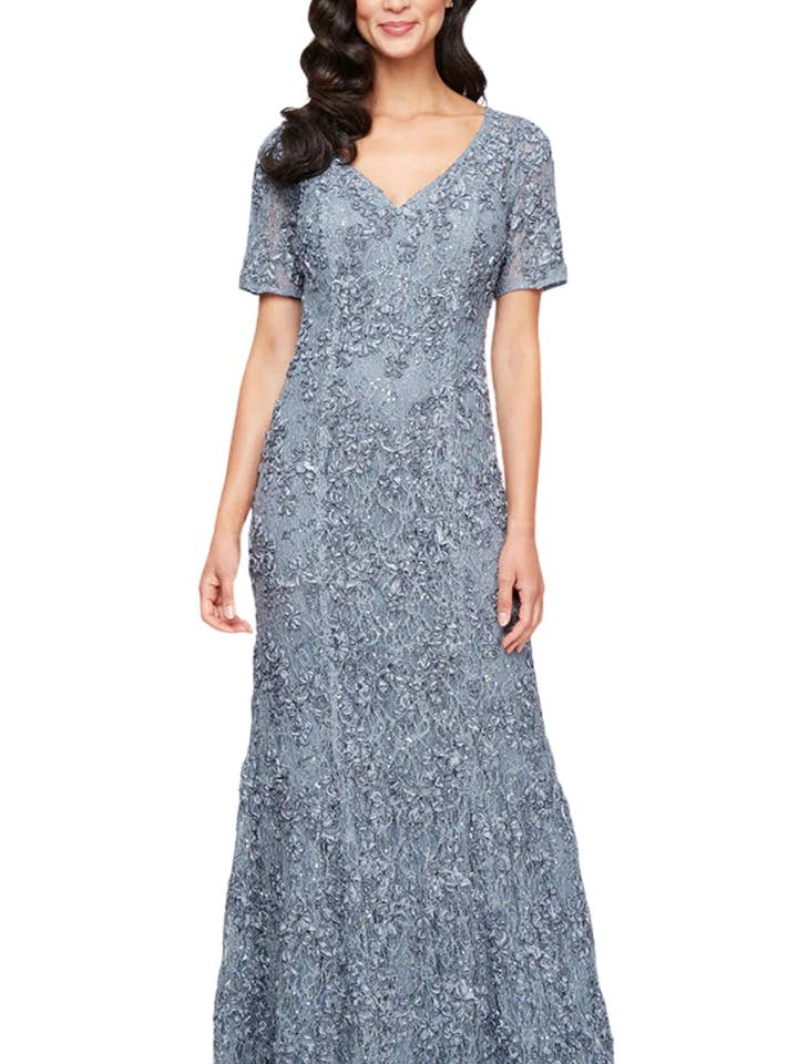 Alex Evenings 81122627 Robe en dentelle brodée avec embellissements, encolure en V, dos à trou de serrure, manches courtes illusion, fermeture éclair au dos, silhouette fourreau. pour la vente par Immediate Apparel