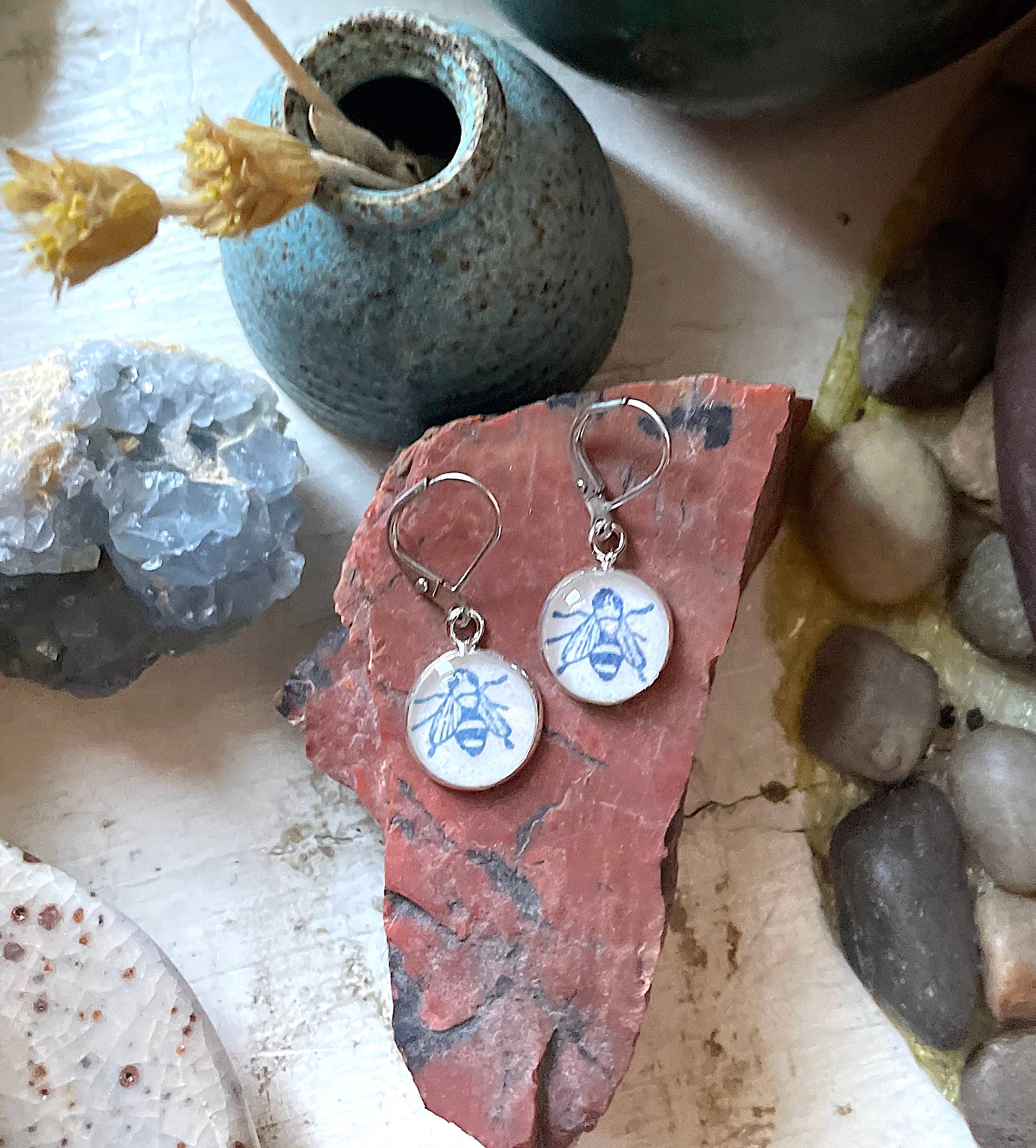 joeyfivecents - Vente Boucles d'oreilles pendantes - Boucles d'oreilles pendantes estampées à la main - plantes bleues, champignons, abeilles2