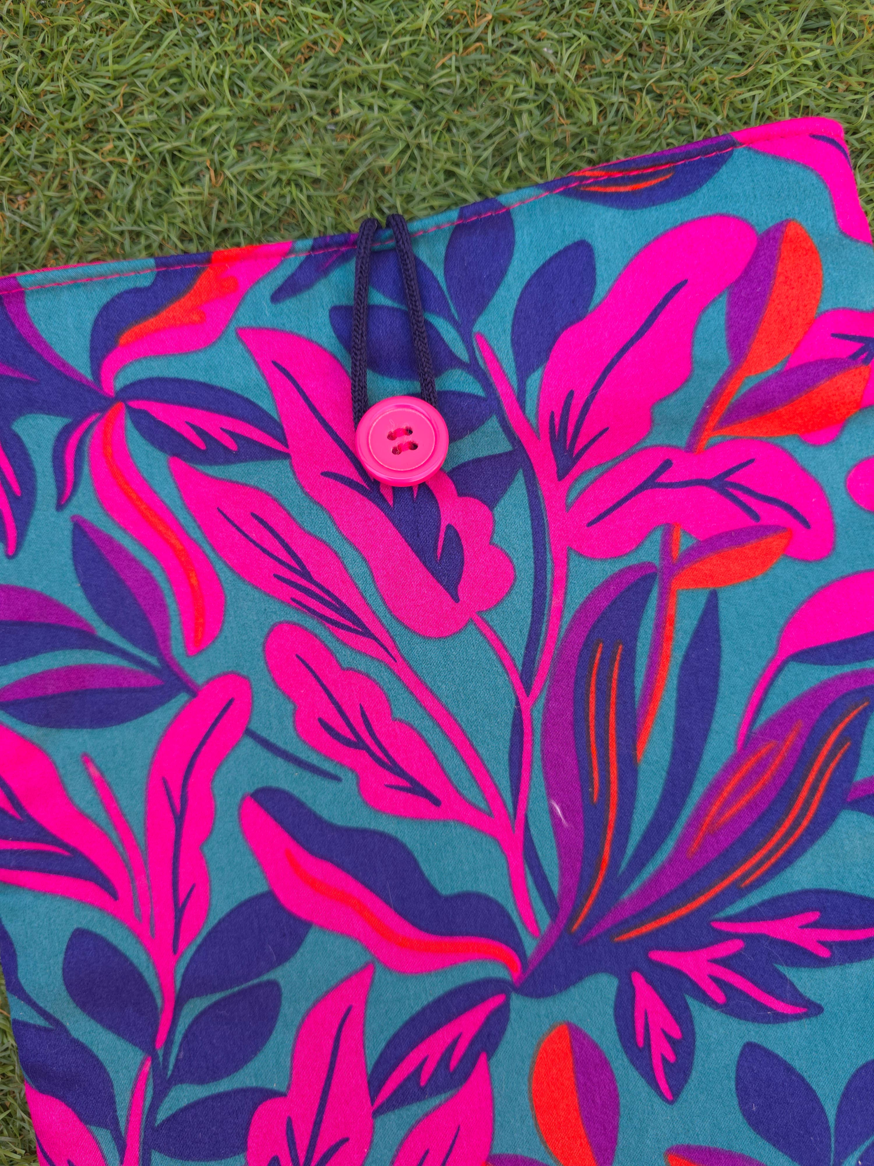 laubelgo - Wholesale Book Cover - Padded book cover with fluorescent leaves on a blue background1