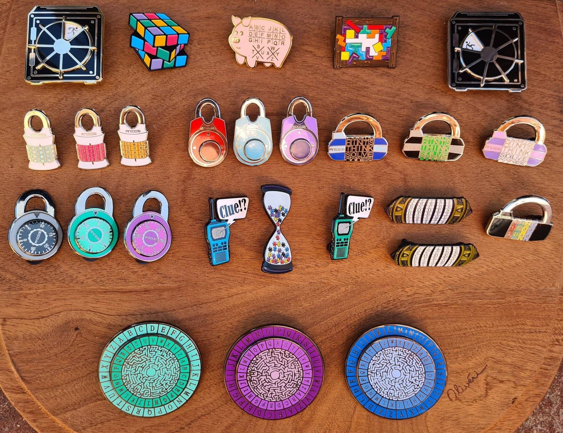 Pincodes - Venta al por mayor Botón/prendedor - Alfiler esmaltado duro con forma de candado con cinco letras, alfiler para sala de escape5