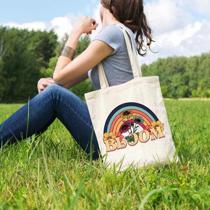 Sac Fourre-tout Bloom pour la vente par Smile Graphics and Design