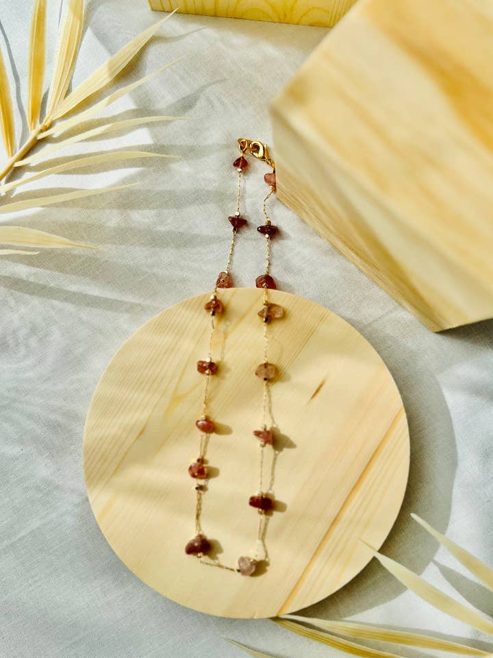 Delikat halskæde med Strawberry Quartz Chips for engroshandel hos Lavender Avenue