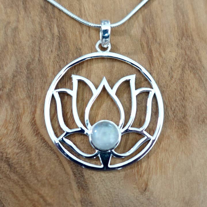 Colgante de Flor de Loto de Piedra de Luna Grande y Redonda | Plata de Ley para venta al por mayor de Mistry Gems