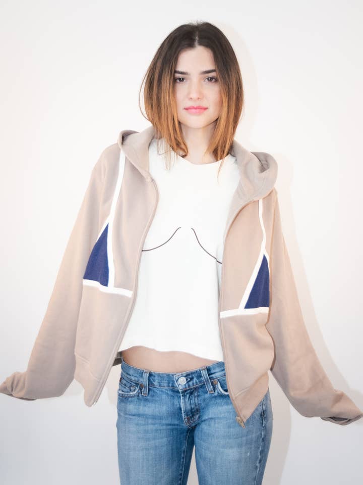 Sweat-shirt à capuche zippé - Beige pour la vente par Blank Canvas