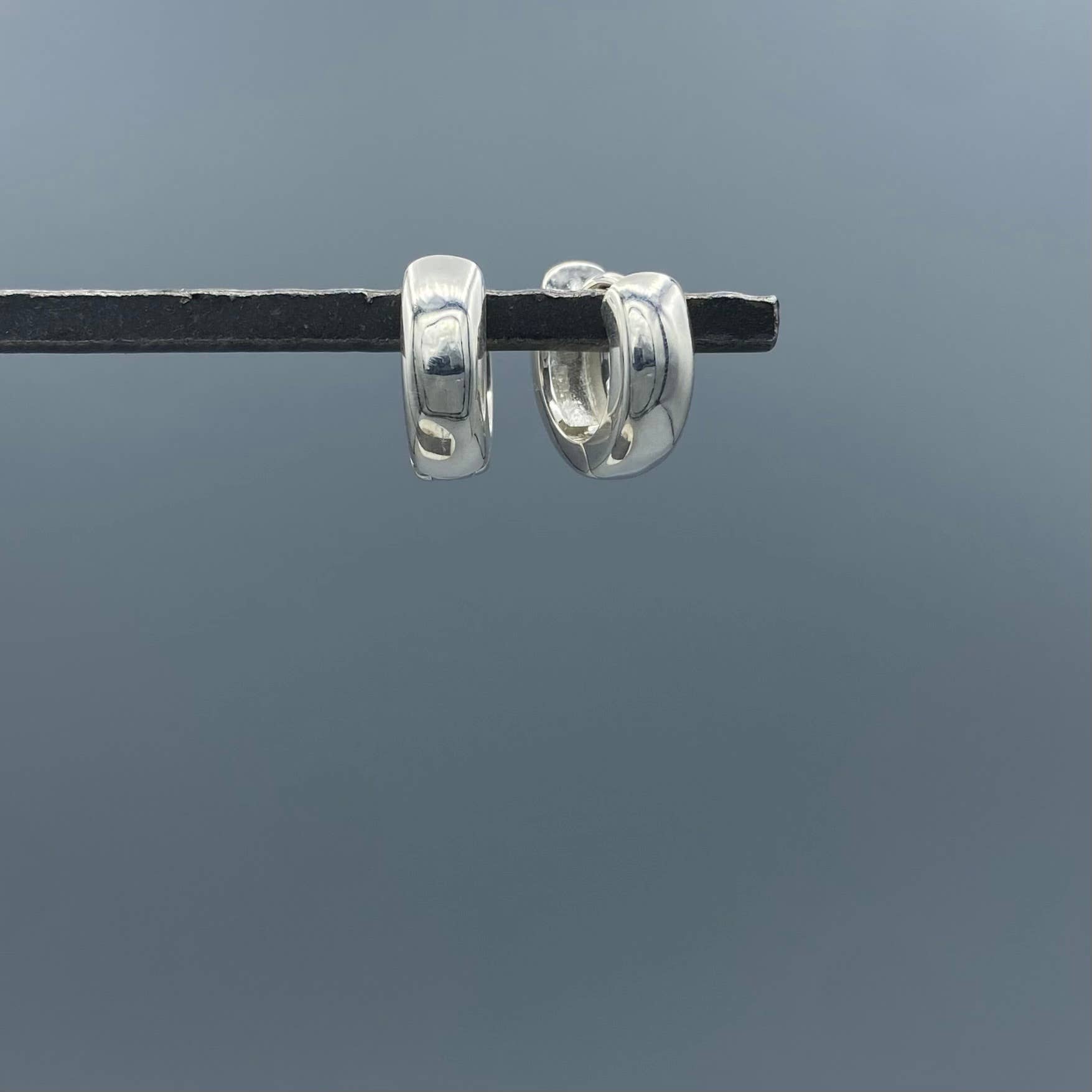 Something Silver - Vendita all'ingrosso Orecchini a cerchietto - Chubby Clicker Huggie Hoops1