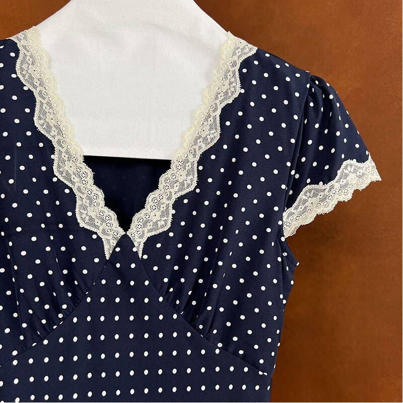 MARINBLÅ V-ringad klänning med spetskant och prickar för wholesale på Faire5