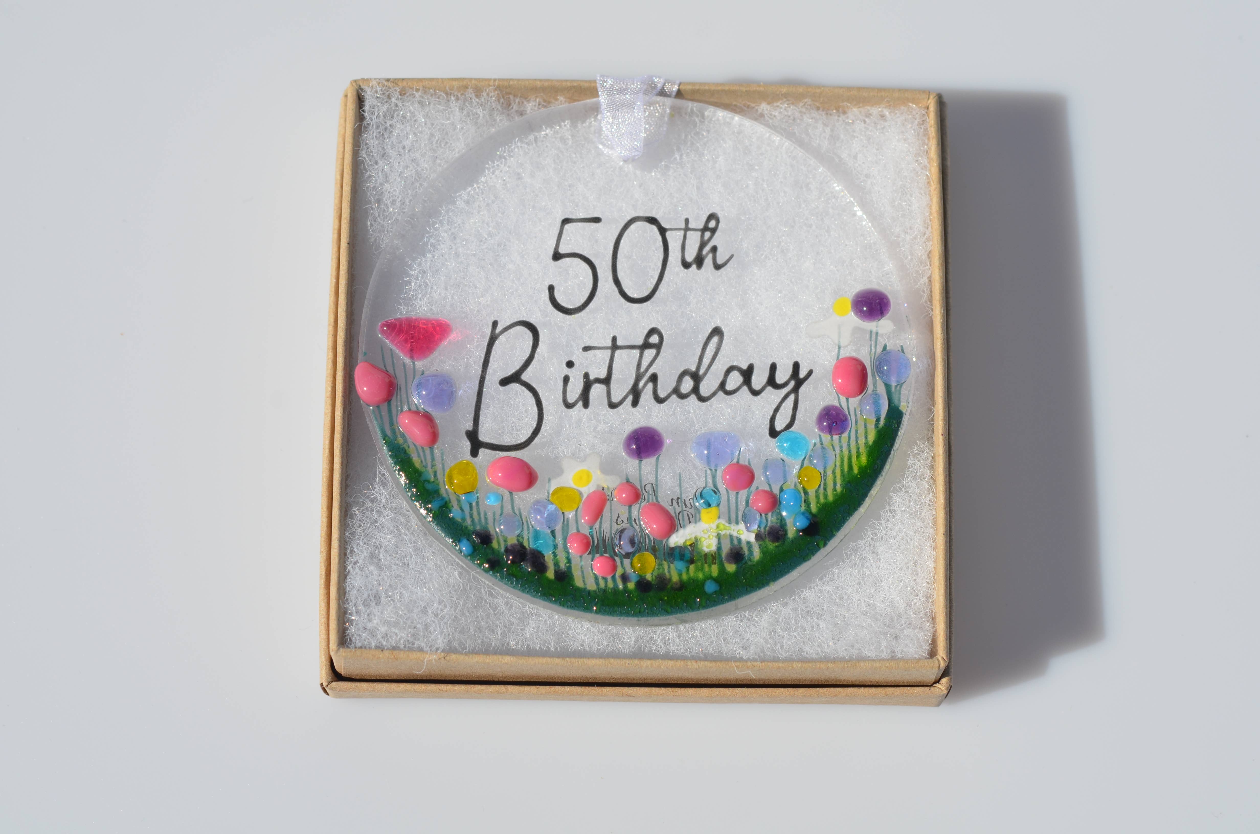 Pam Peters Designs - Vendita all'ingrosso Decorazione - Decorazione da appendere in vetro fuso fatta a mano, con scritta «50th Birthday»5