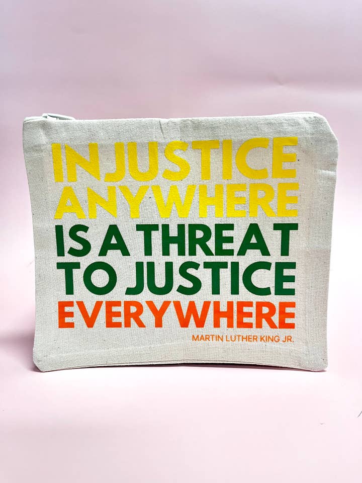 Pochette à citation MLK - L'injustice où qu'elle soit est une menace pour la justice partout. pour la vente par Hands Producing Hope