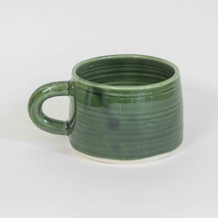 Tasse in Waldgrün für den Großhandel von Round About Ceramics