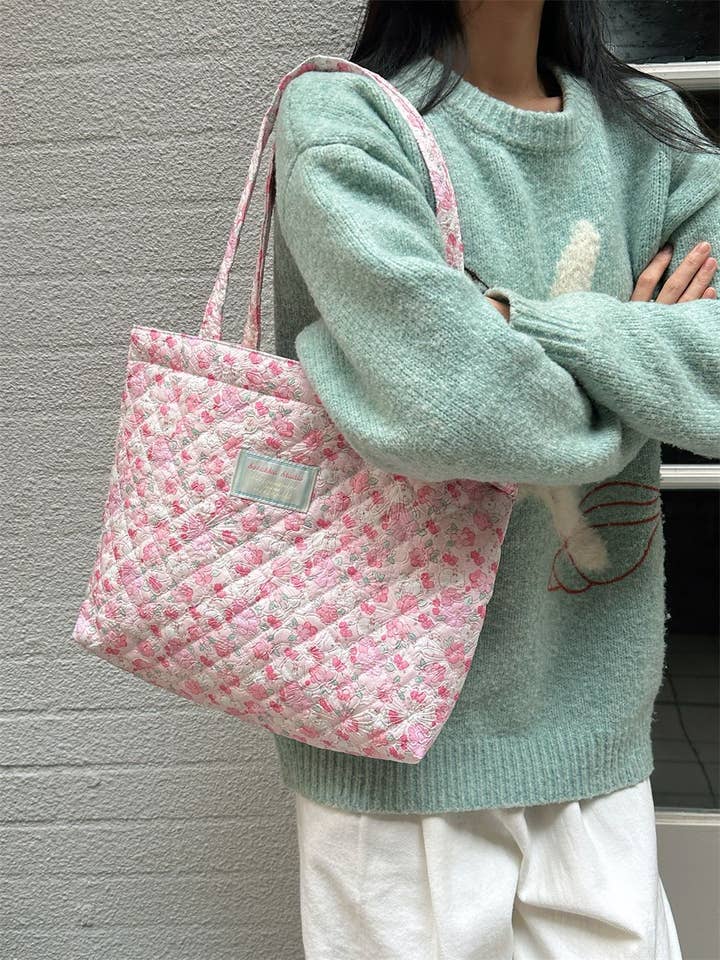 Lyserød quiltet taske med blomsterprint for engroshandel hos Tickled Teal