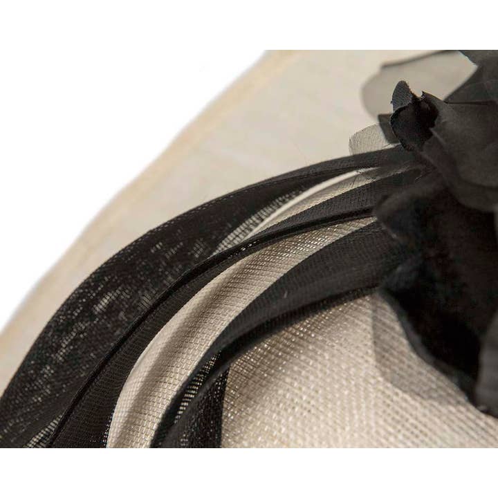 Max Alexander by Cupids Millinery Melbourne – wholesale Fascinator-hatt - Dam – Stor sinamay fascinator med blomma