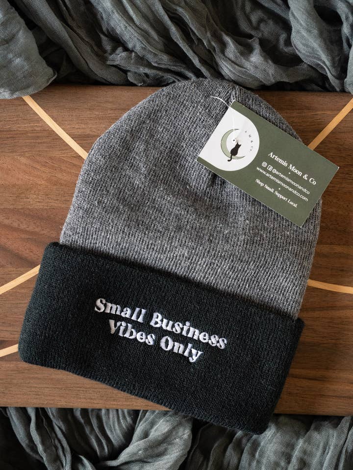 Bonnet en tricot brodé Small Business Vibes Only pour la vente par Artemis Moon and Co
