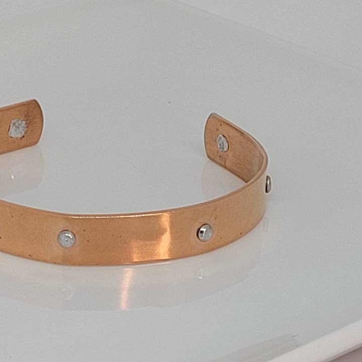 Koperen manchetarmband met aluminium klinknagels voor wholesale door Bella Accessories