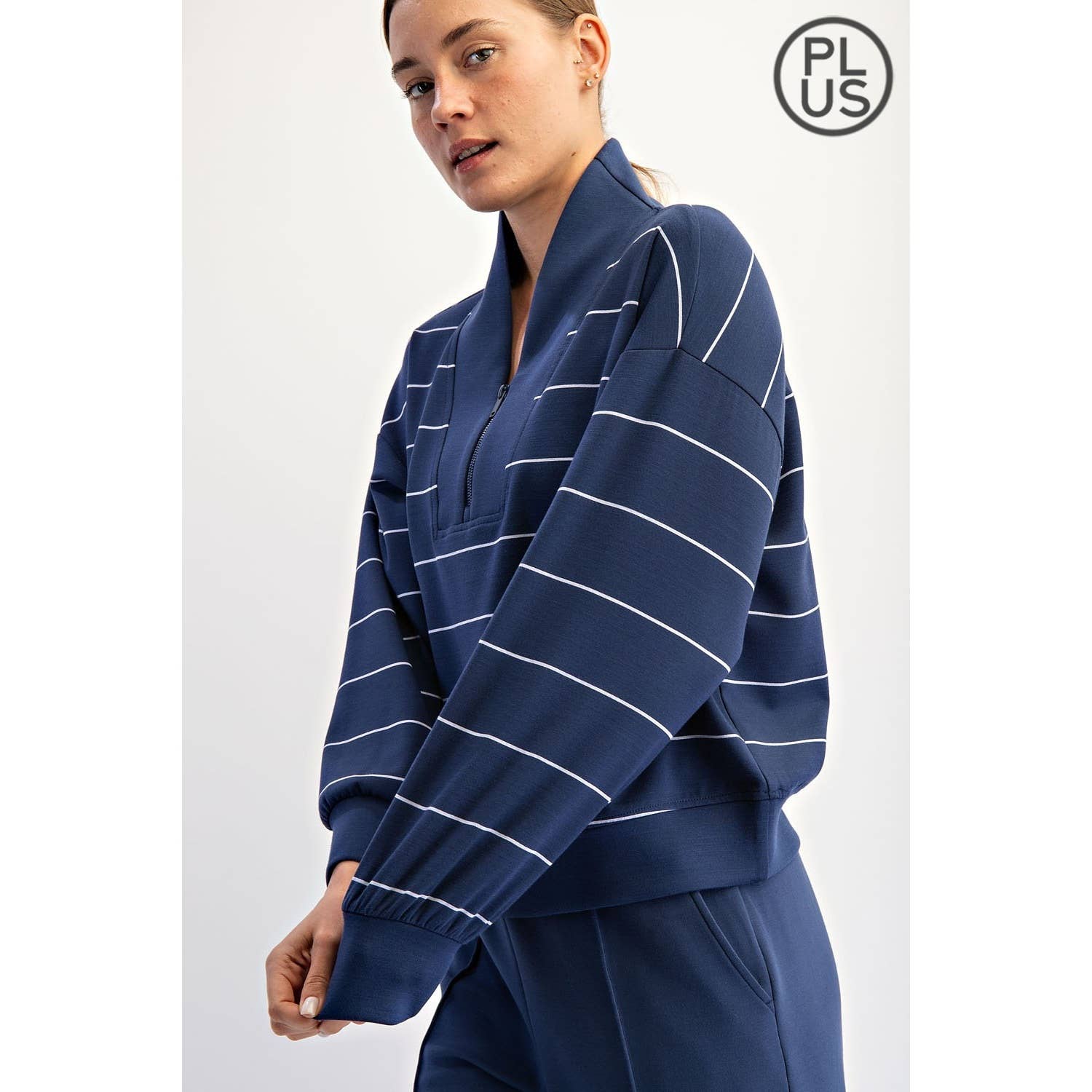 Rae Mode - Vendita all'ingrosso Felpa - Donna - GIACCA SCUBA A RIGHE IN MODAL TAGLIA FORTE CON SCOLLO A V24