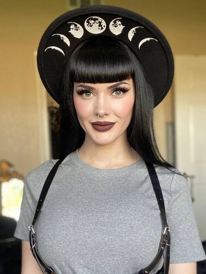 Vegan filt-hatt med månfasmotiv för wholesale av Witchwood Bags