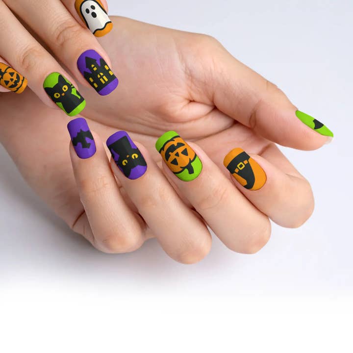 Ongles autocollants multicolores Halloween Freaky Festive Clash pour la vente par FYNE BODY