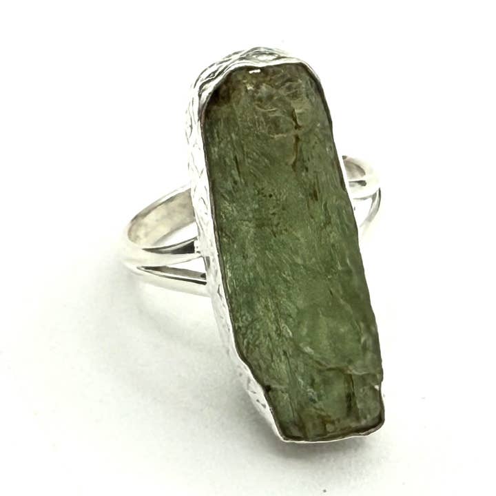 Anillo de plata de ley/925 con gema en bruto de cianita verde para venta al por mayor de Meraki Gemstones