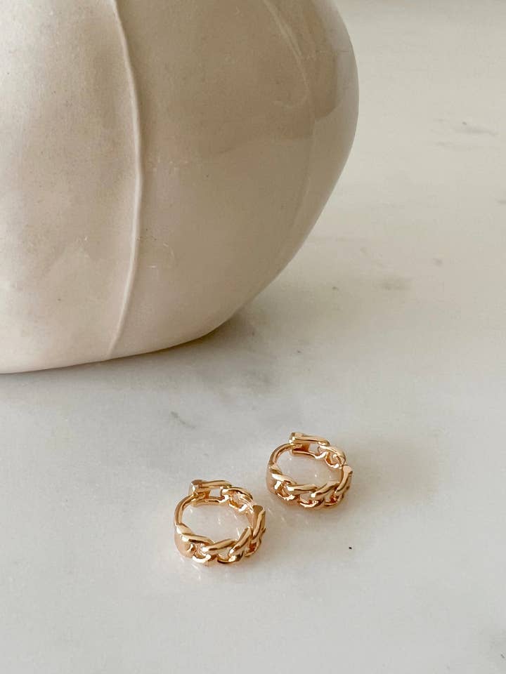 The Dainty Gold Chain Huggies per la vendita all'ingrosso da parte di Stoll & Heart