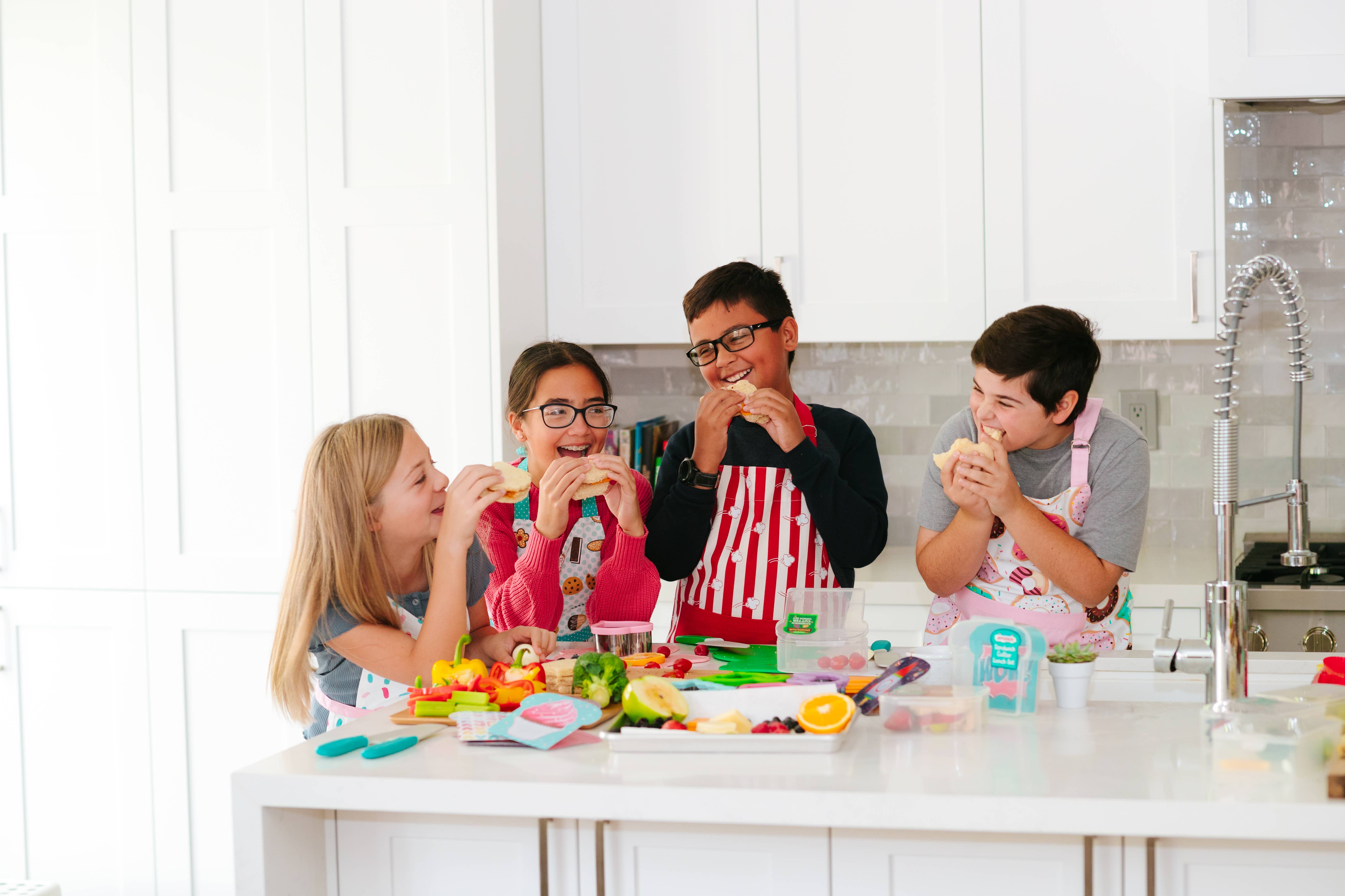 Handstand Kitchen – wholesale Kitchen tool/gadget – Sandwich Cutter Lunch Set PDQ – Dino, Heart, Unicorn, Rocket9