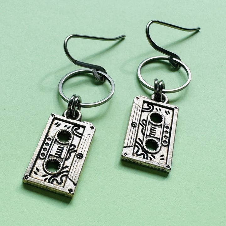 Kassettbandörhängen för musikälskare och vänner för wholesale av Same Sunset Design