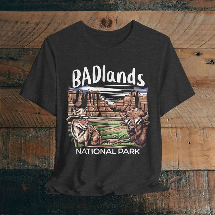 T-shirt doux unisexe Bad Badlands National Park Bison Coyote pour la vente par Park Service Apparel