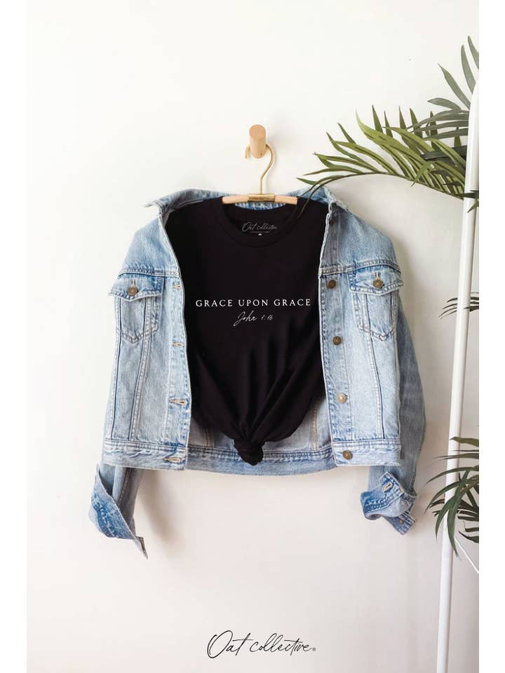 OAT COLLECTIVE – Engroshandel T-shirt med print - Dame – GRACE UPON GRACE grafisk T-shirt