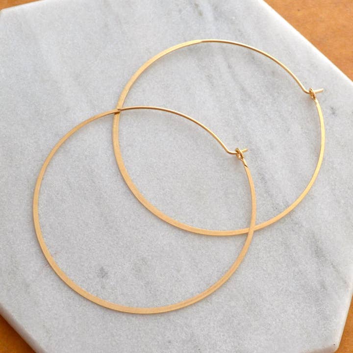 Einfache Creolen - runde flache matte klassische große 14K Goldreifen für den Großhandel von Foamy Wader