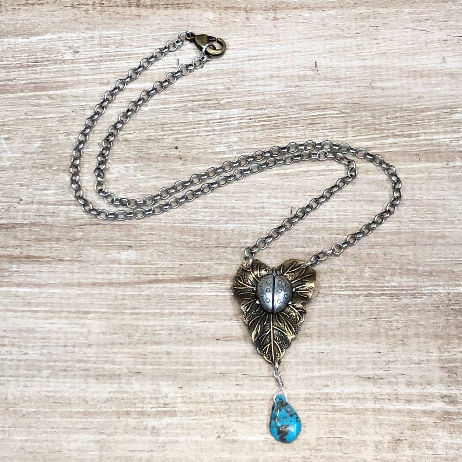 Lorraine Frances Jewelry - Venta al por mayor Collares con colgantes/abalorios - Collar de mariquita de la suerte1