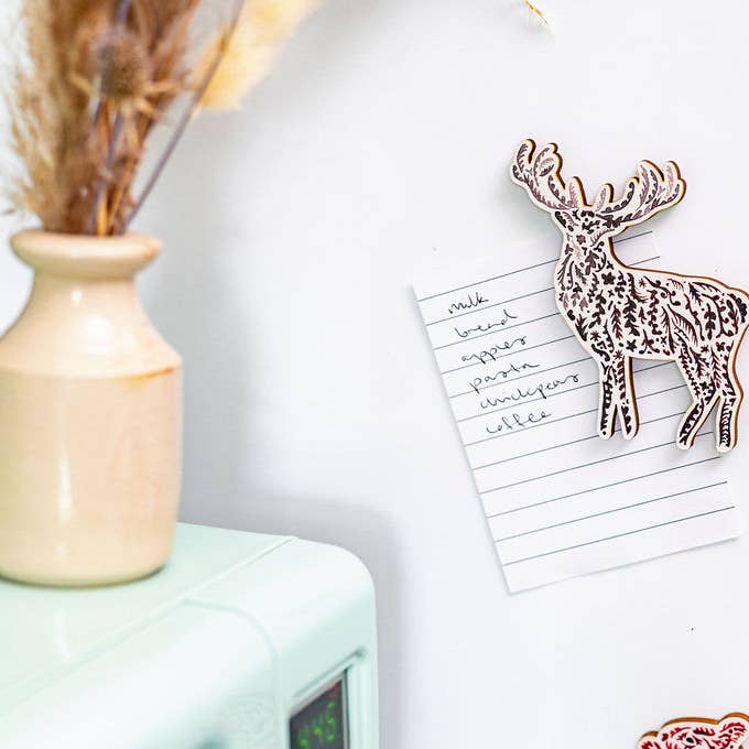 Aimant en bois de cerf rouge pour la vente par Sarah Leask Studio