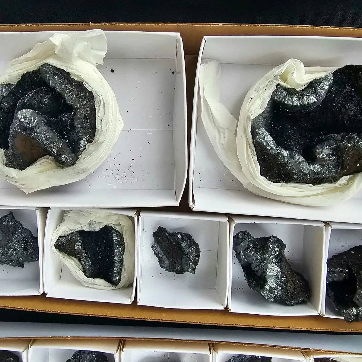 Distinction Crystals - Wholesale Spirituele steen/kristal - Pyrolusiet kristal geode specimen dienblad aanbieding1