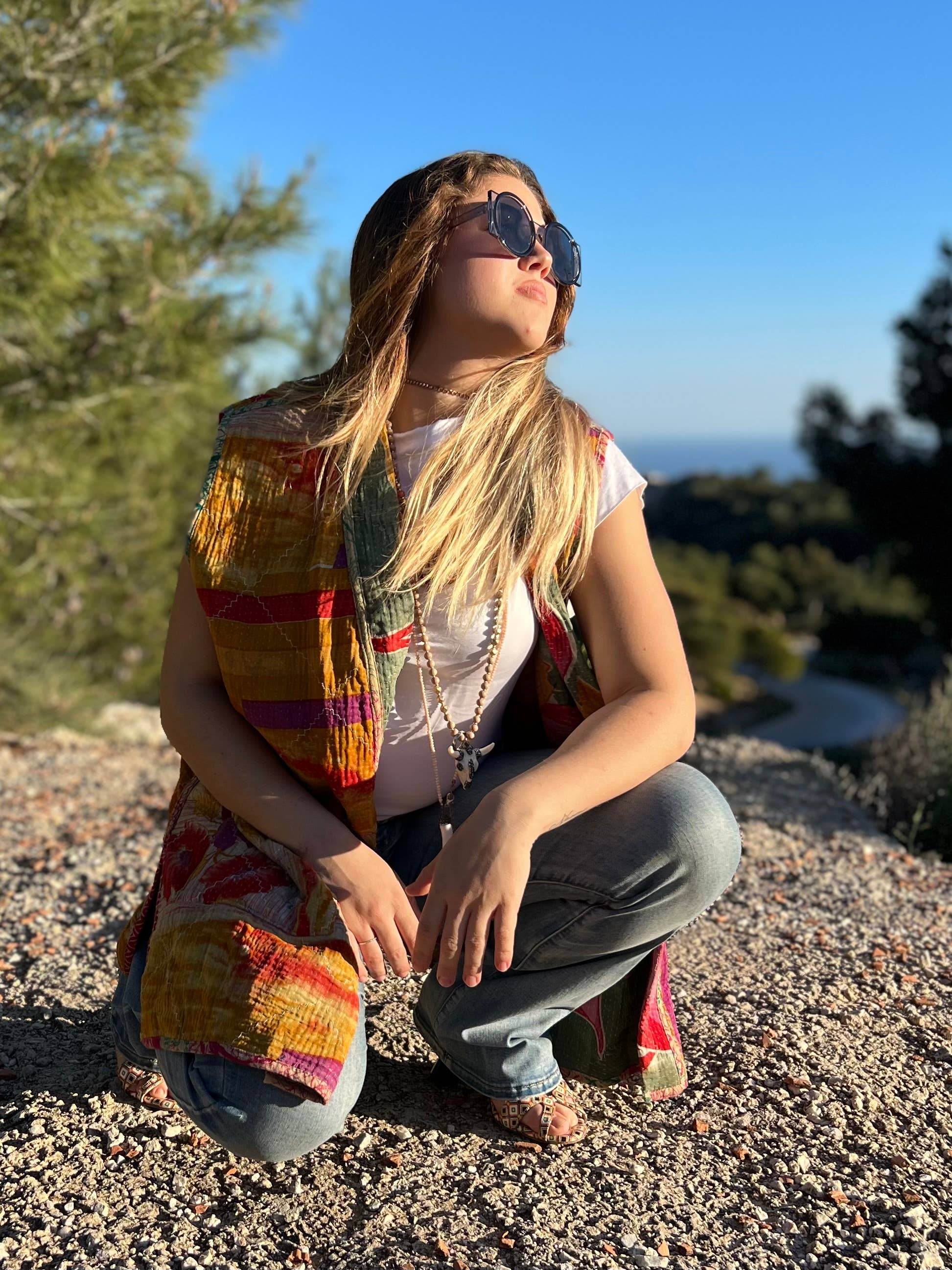 Kinomy – Engroshandel Vest - Dame – Lang vendbar vest i tie-dye bomuld1