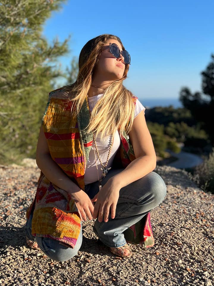 Kinomy – Engroshandel Vest - Dame – Lang vendbar vest i tie-dye bomuld1